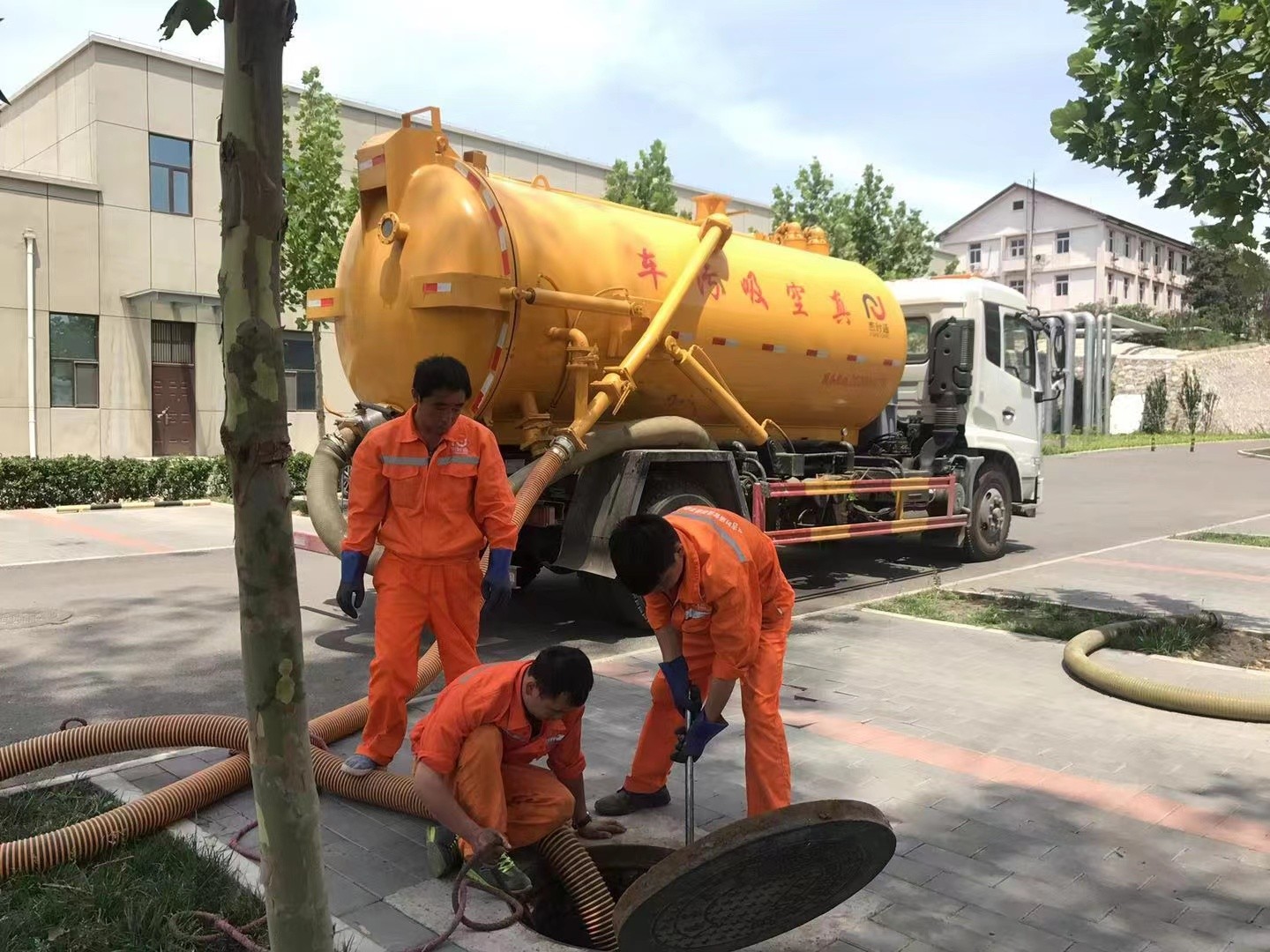 会宁化粪池清理与5-8吨吸粪车施工效率分析